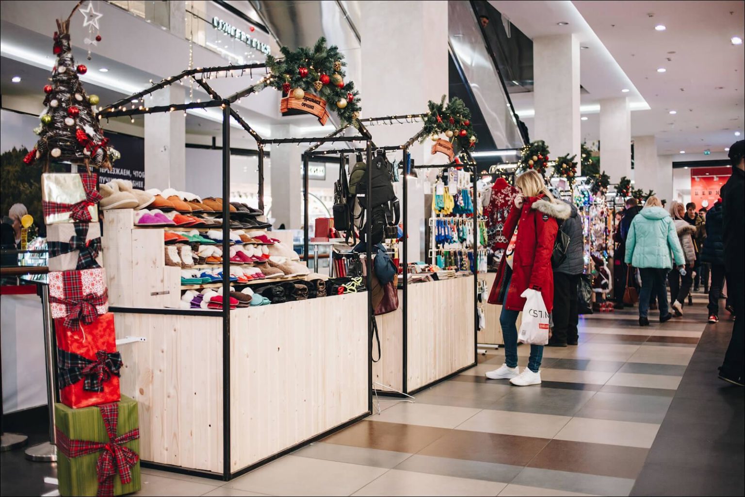 Up shopping. ТРЦ ярмарка. Ярмарка в ТЦ. Новогодняя ярмарка в торговом центре. Ярмарка в помещении.